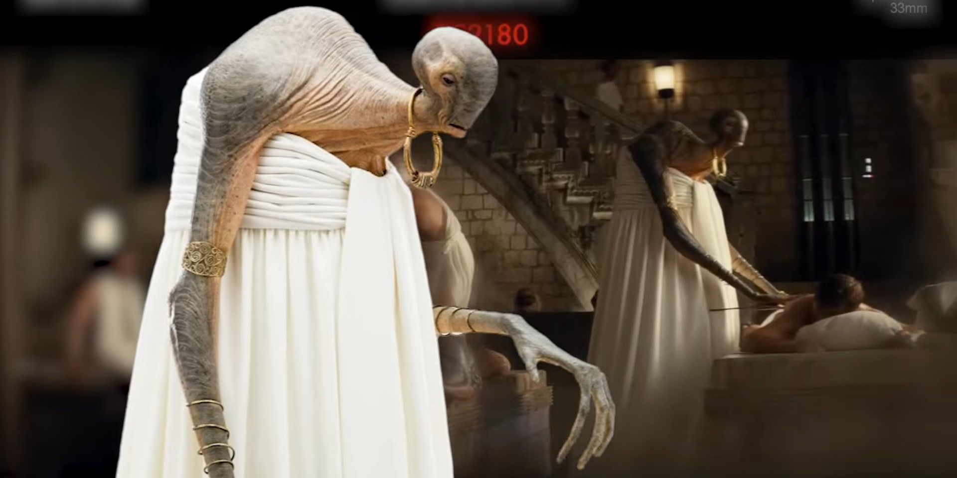O Dor Namethian Lexo Sooger fazendo uma massagem em um cliente em uma cena excluída de Star Wars: Episódio VIII - Os Últimos Jedi