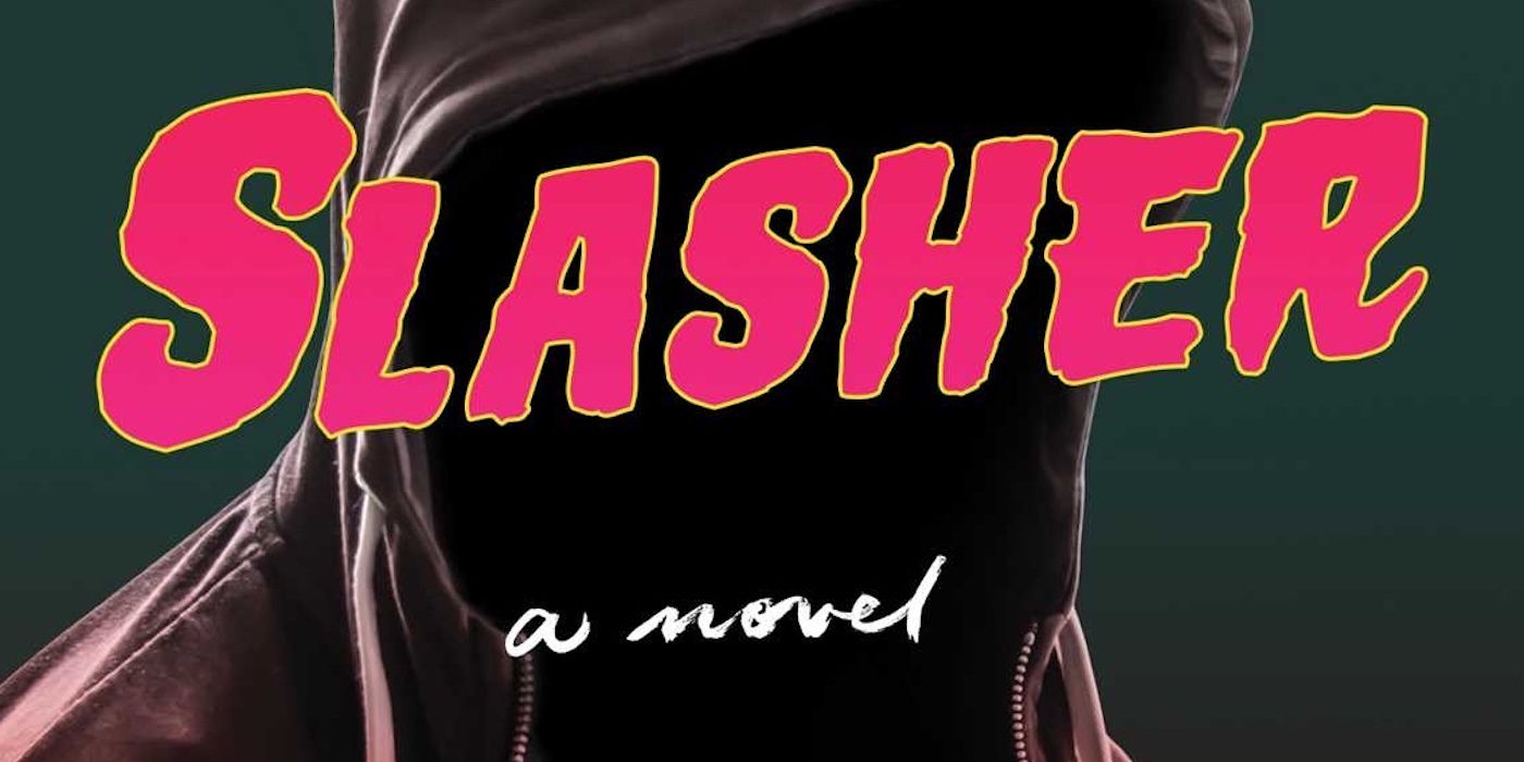 Capa de I Was a Teenage Slasher, de Stephen Graham Jones.  Uma figura encapuzada é mostrada, mas seu rosto não é visto.  “Slasher” está escrito em rosa, com “a novel” escrito em branco.