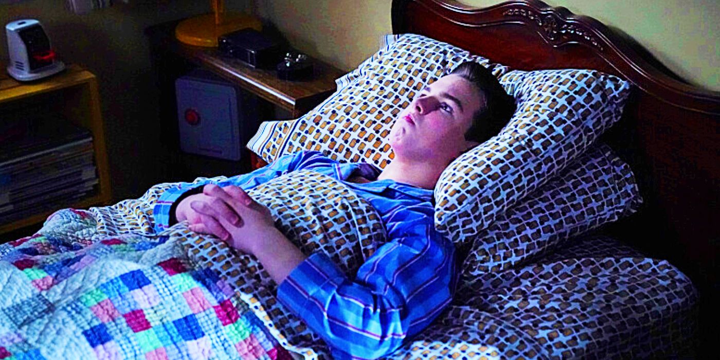 Iain Armitage as Sheldon lying in bed in Young Sheldon