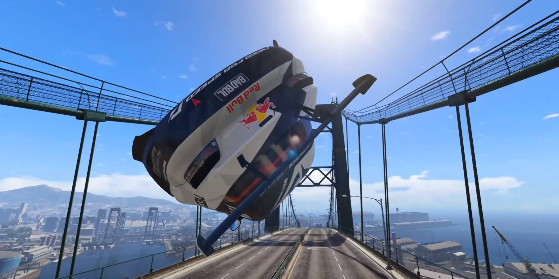 Grand Theft Auto 5 usando carro patrocinado pela Red Bull para girar no ar em uma ponte para um Stunt Jump