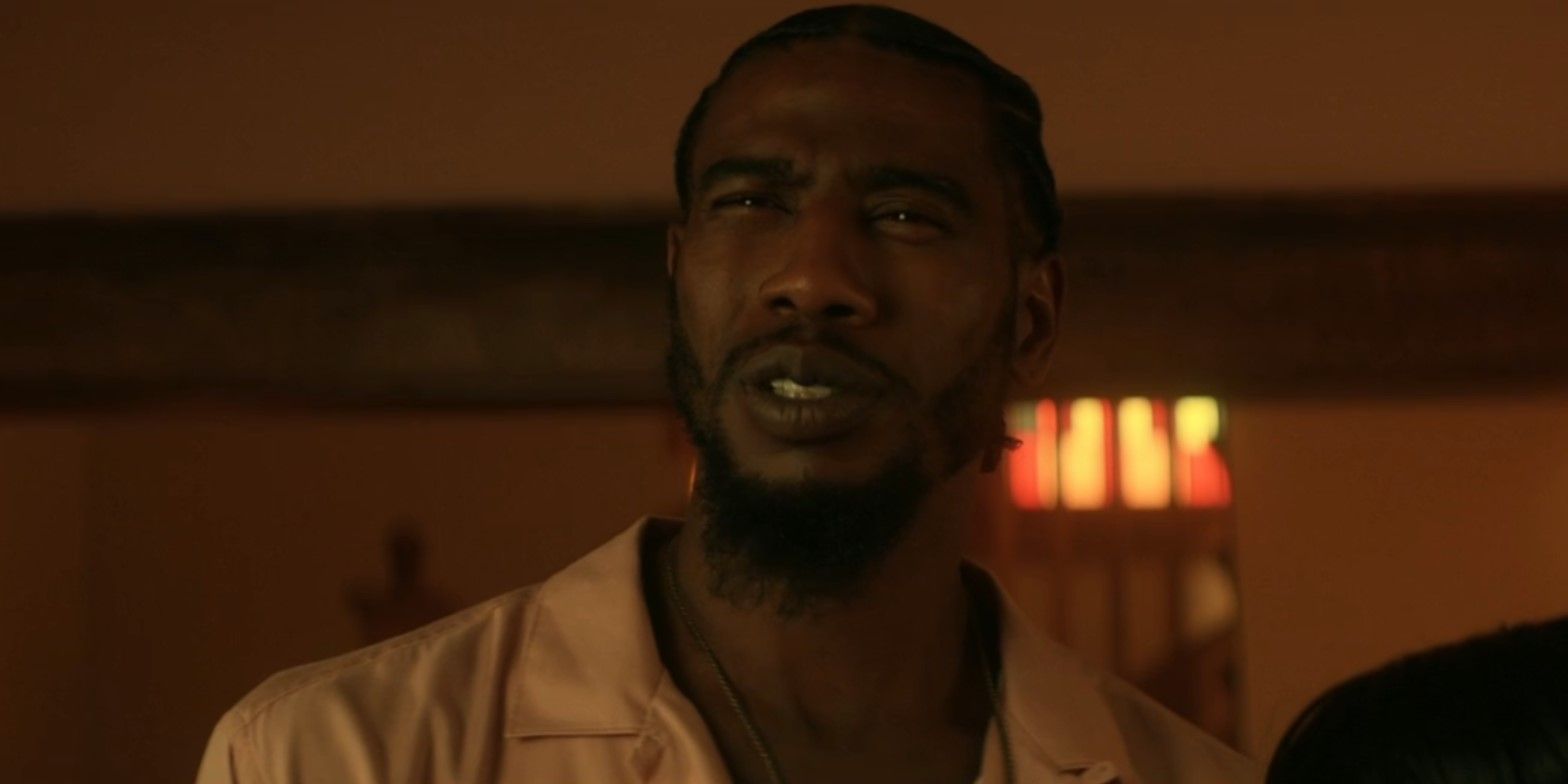 Iman Shumpert como Corey com uma expressão confusa no rosto em Them: The Scare