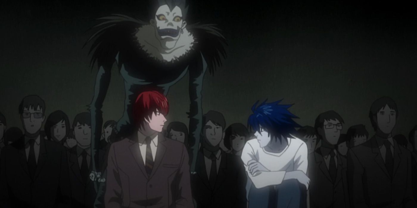 Light e L olhando um para o outro com Ryuk próximo em Death Note