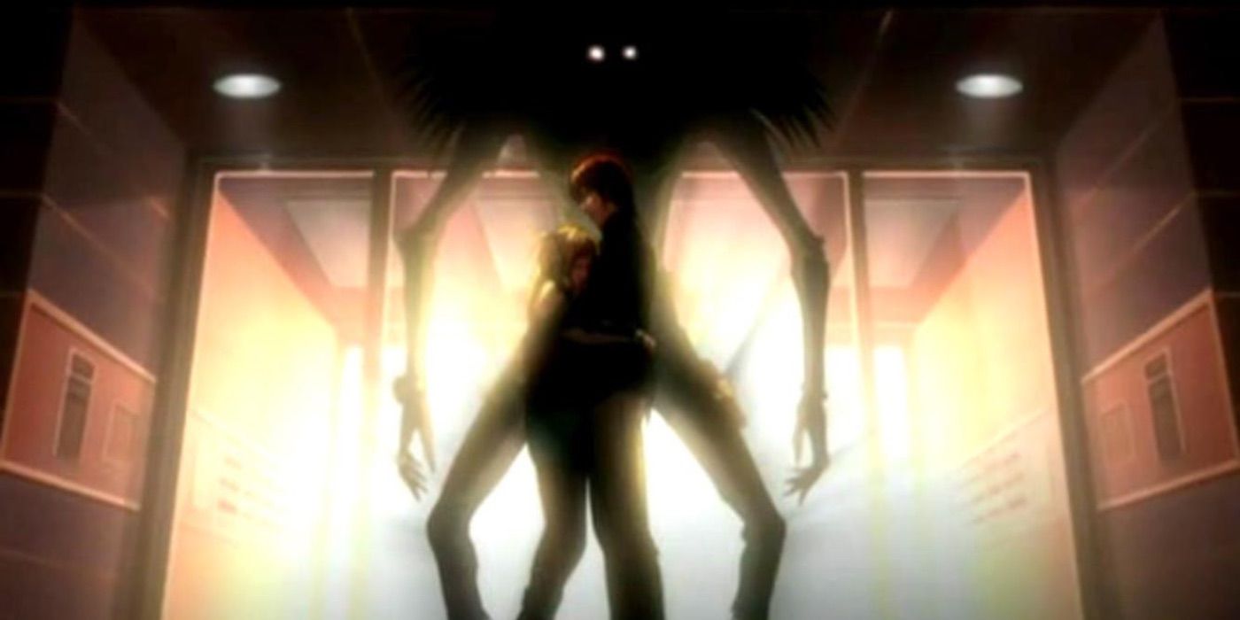Light e Misa se abraçando na frente de Ryuk em Death Note
