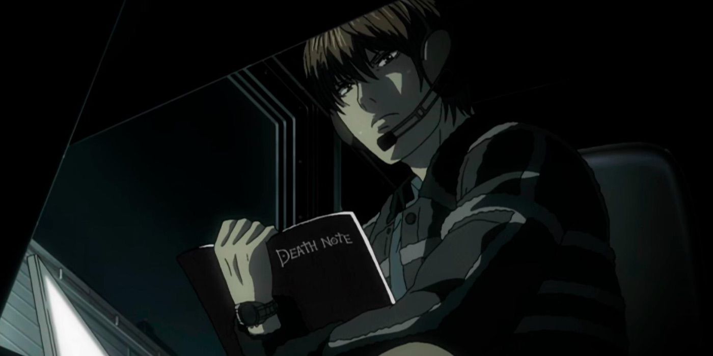 Light Yagami segurando o Death Note