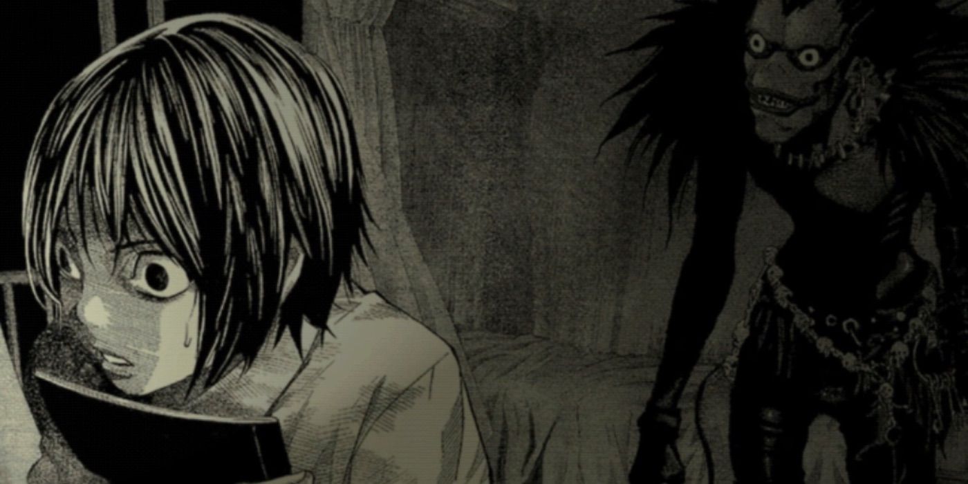 Taro segurando nervosamente o Death Note com o shinigami Ryuk atrás dele, Death Note