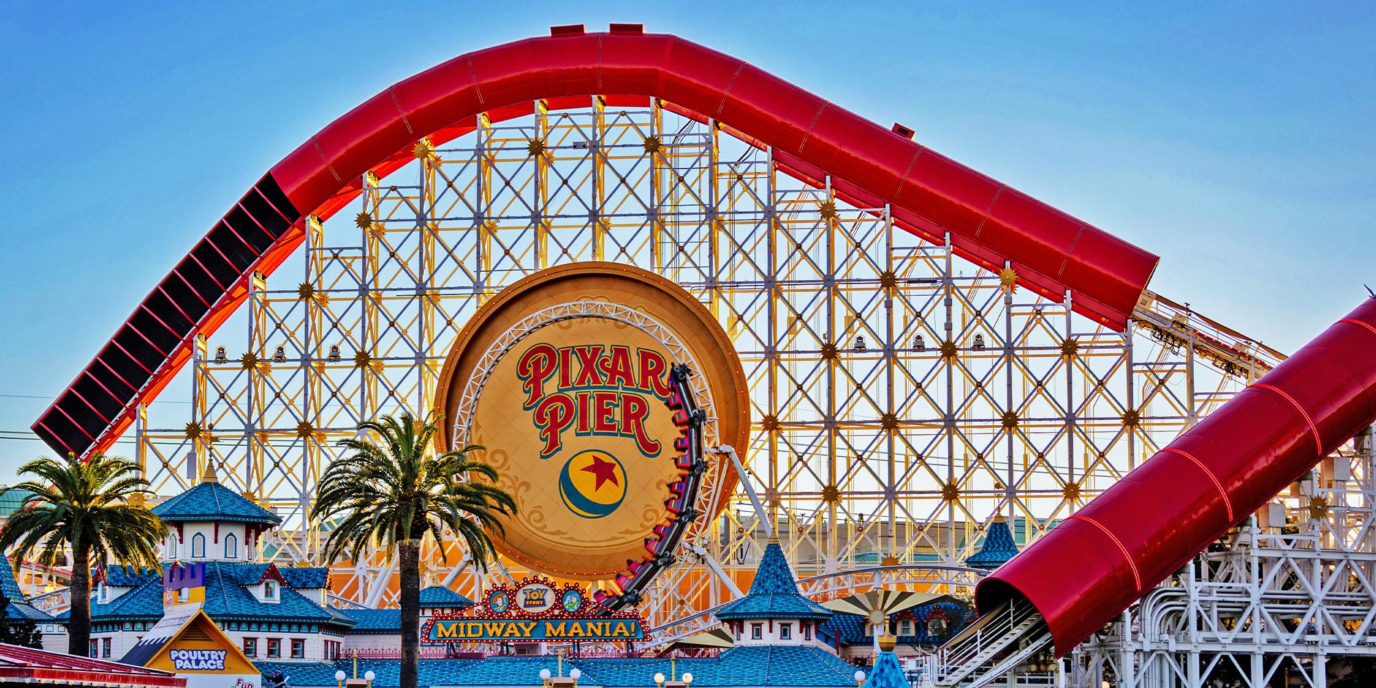Uma foto da placa Incredicoaster e Pixar Pier no Disney California Adventure Park