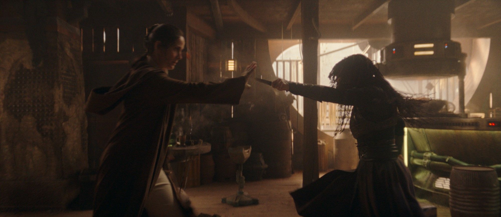 A Mestre Jedi Indara (Carrie-Anne Moss) detém a lâmina de Mae (Amandla Stenberg) com a Força em Star Wars: The Acolyte
