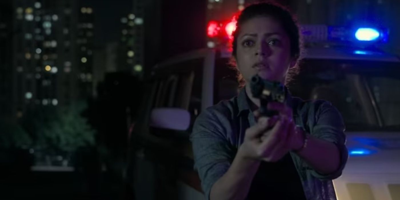 Ira (Drashti Dhami) apontando uma arma com um carro da polícia atrás dela em Duranga.