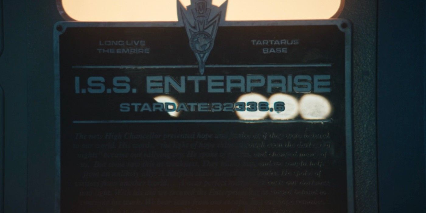 Uma placa detalhando a fuga da ISS Enterprise conforme vista por Book no episódio "Mirrors" da 5ª temporada de Star Trek: Discovery