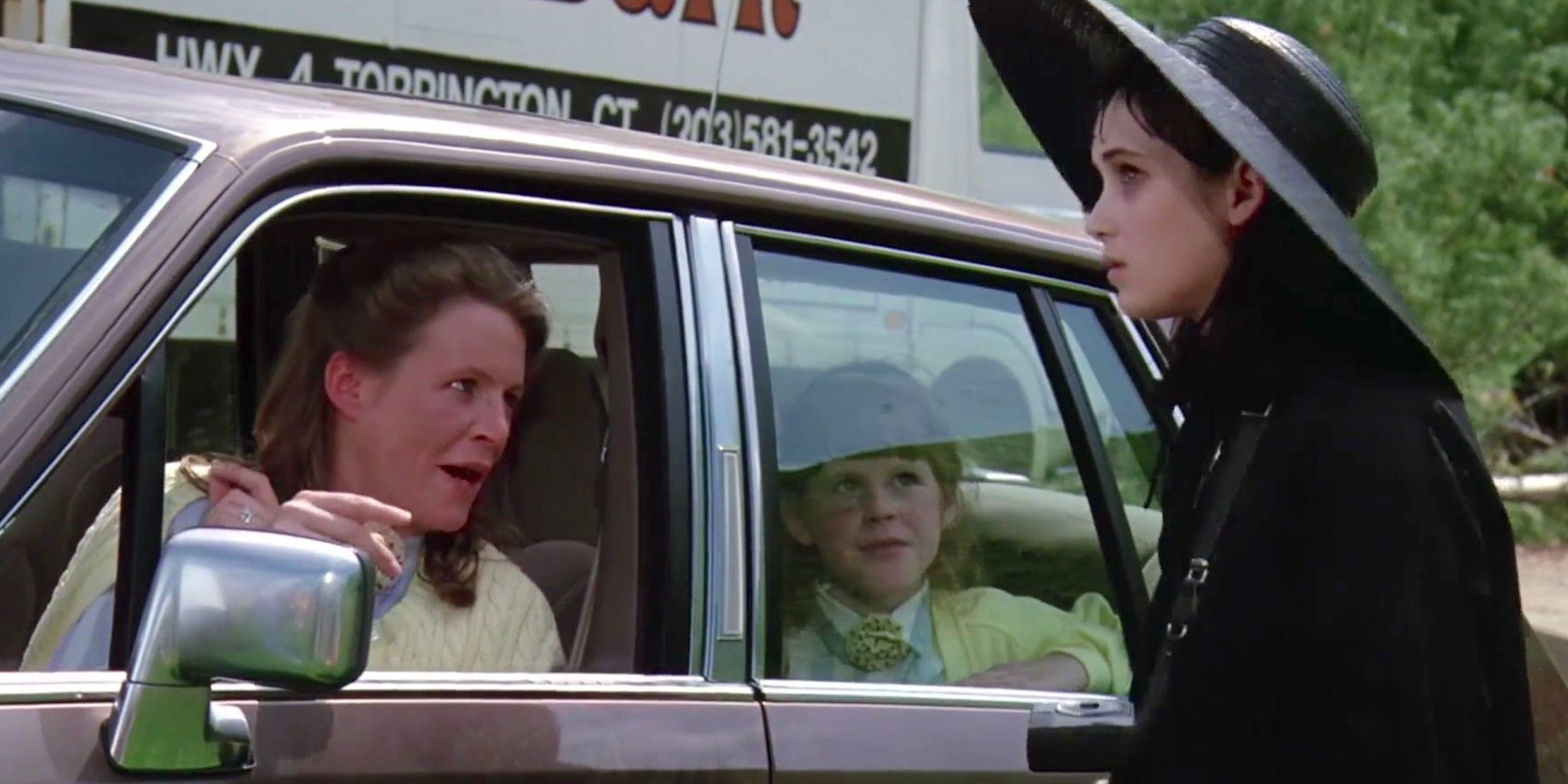 Jane e sua filha em um carro conversando com Lydia em Beetlejuice