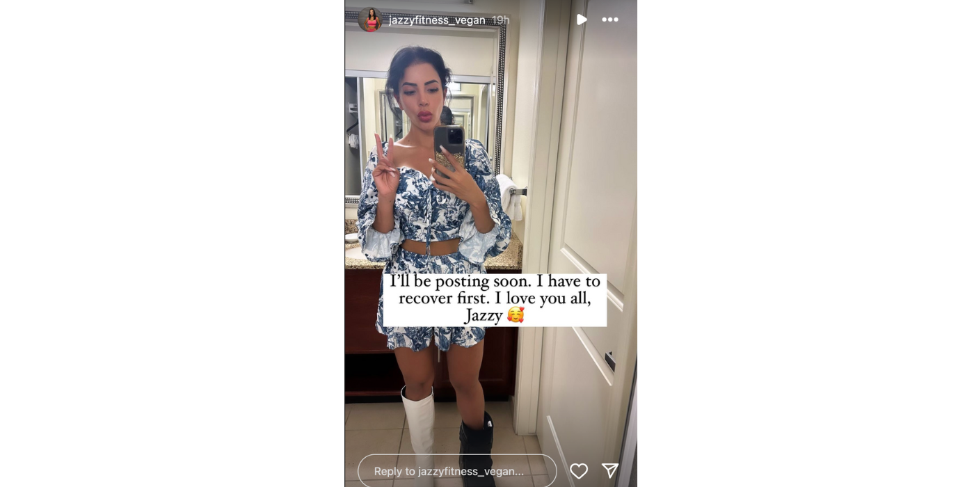 Jasmine Pineda no Instagram revelando sua lesão no pé em uma selfie no espelho em 90 Day Fiance