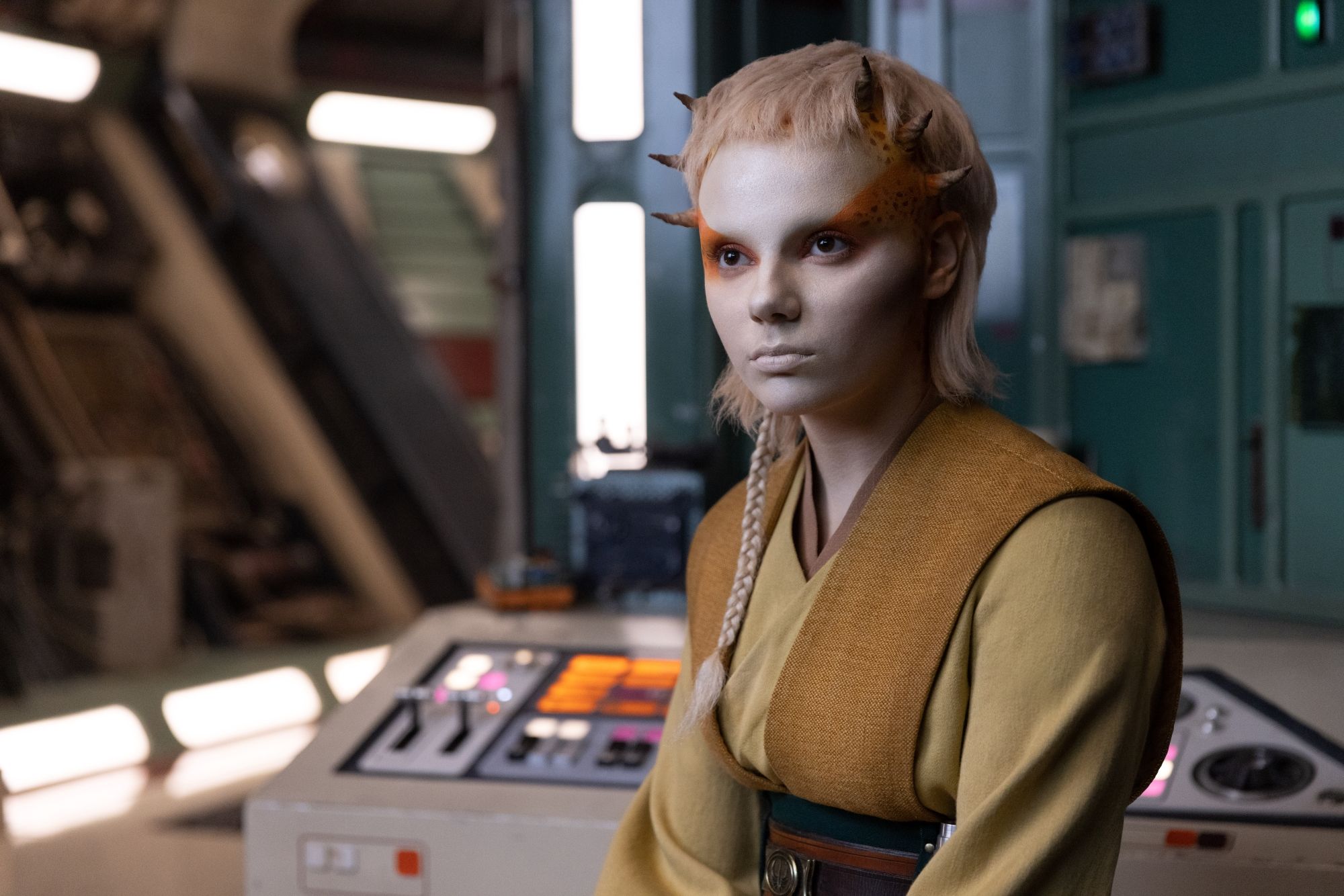 Jedi Padawan Jecki Lon (Dafne Keen) senta-se no interior de uma nave estelar em Star Wars: The Acolyte