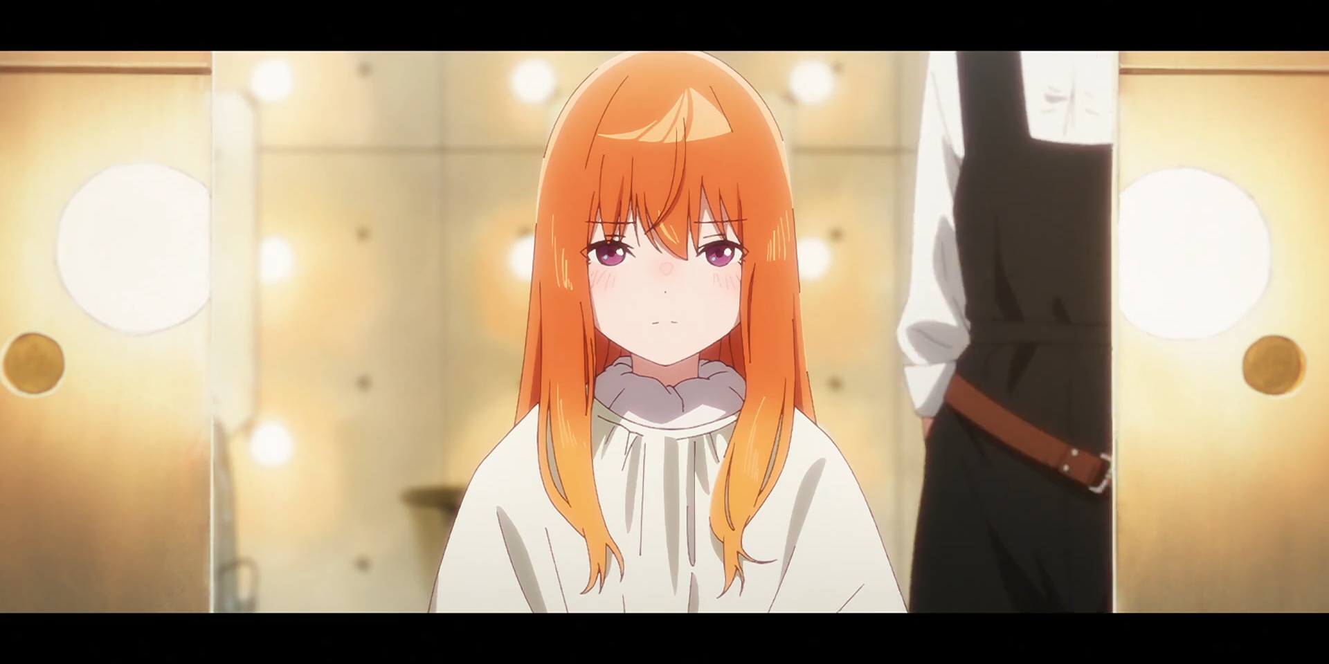 Mei, com seu cabelo laranja natural, está sentada em um cabeleireiro com uma lona sobre ela.