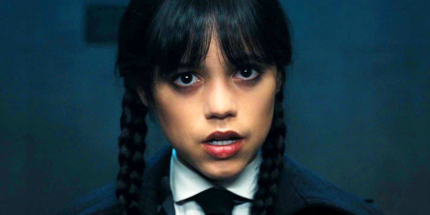 Jenna Ortega como Wednesday Addams parecendo chocada na quarta temporada 1