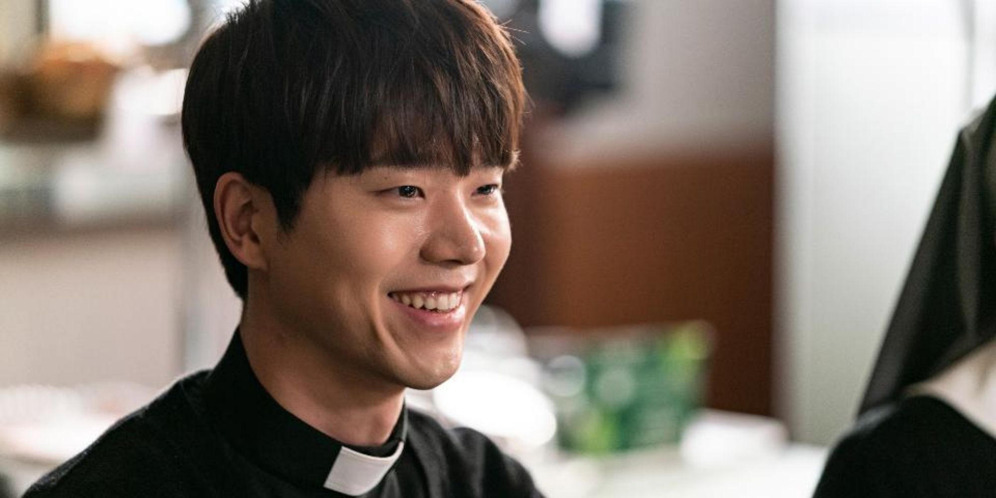 Jeon Sung-woo como Woo Seong-jae, um padre assistente forçado a cuidar de uma igreja inteira enquanto o apocalipse se aproxima na 1ª temporada de Goodbye Earth