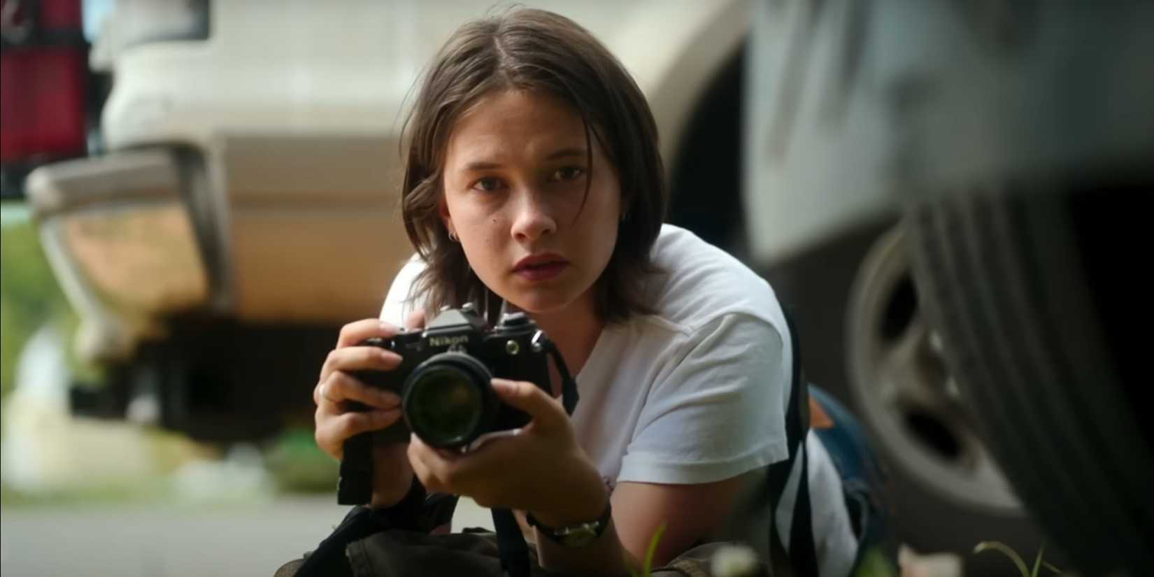 Cailee Spaeny as Jessie holding a camera in Civil War 2024