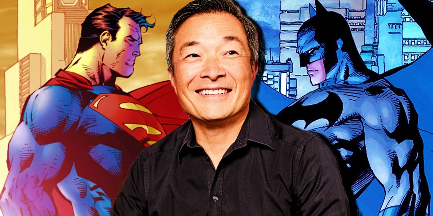 Jim Lee sorrindo no centro com sua arte do Batman à direita olhando para ele e sua arte do Superman à direita também olhando para ele