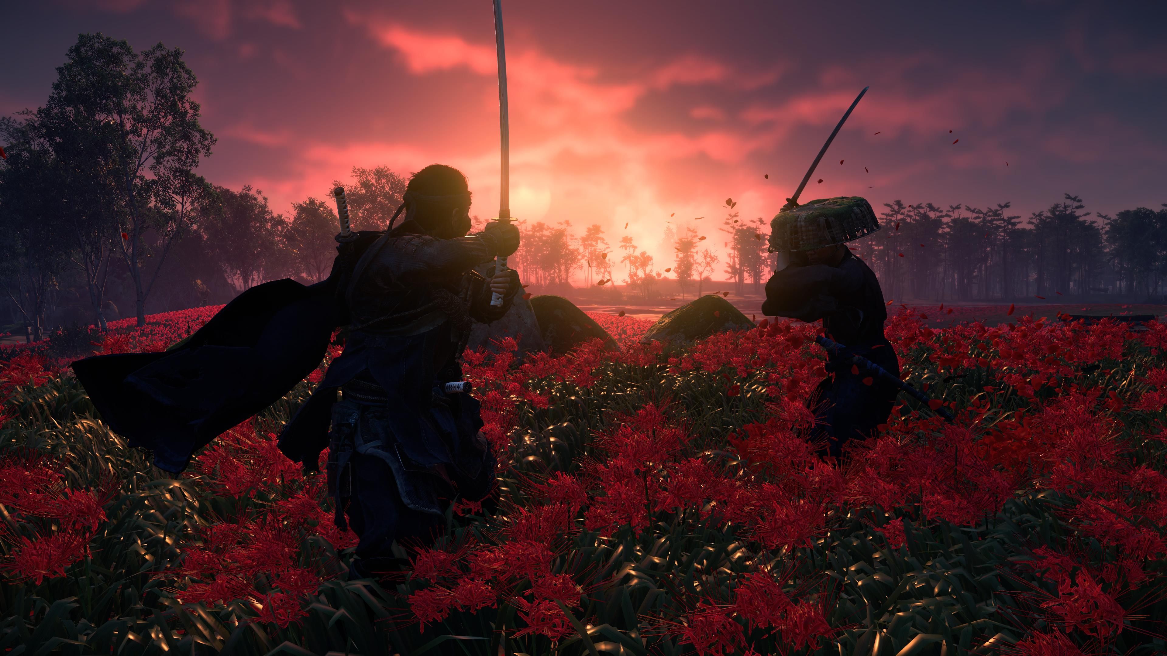 Jin duelando com Ronin em um campo de flores vermelhas ao pôr do sol em Ghost Of Tsushima