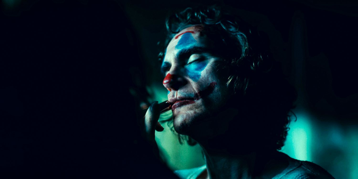 Harley Quinn (Lady Gaga) aplica batom em Arthur Fleck (Joaquin Phoenix) em Joker: Folie à Deux
