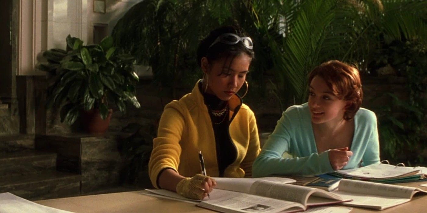 Jubilee e Kitty Pryde estudando em uma mesa em X-Men (2000)