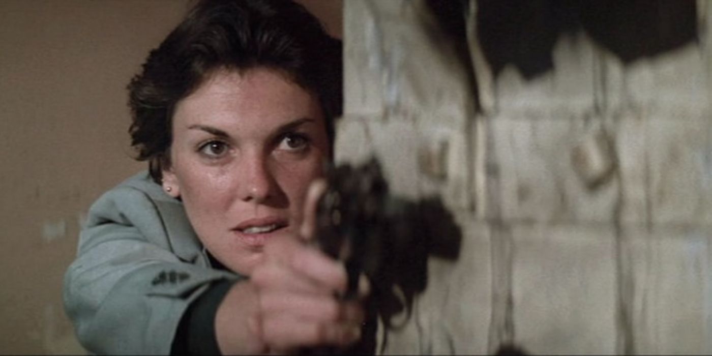 Kate de Tyne Daly apontando uma arma em The Enforcer