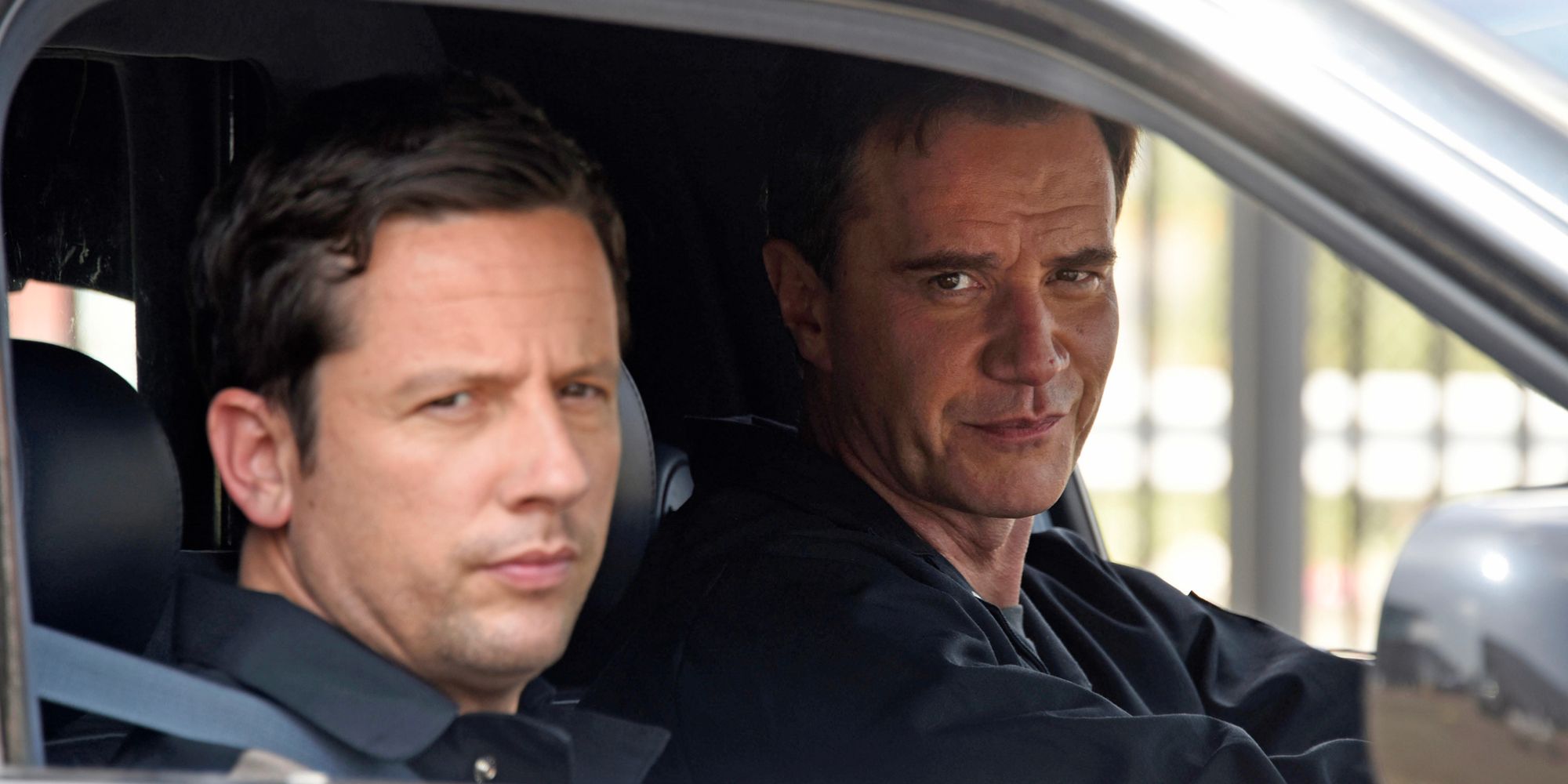 Keller e Burke em um carro olhando pela janela no final da série White Collar