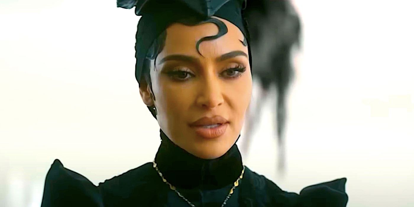 Siobhan de Kim Kardashian vestida como uma cultista demoníaca no episódio 9 da 12ª temporada de American Horror Story