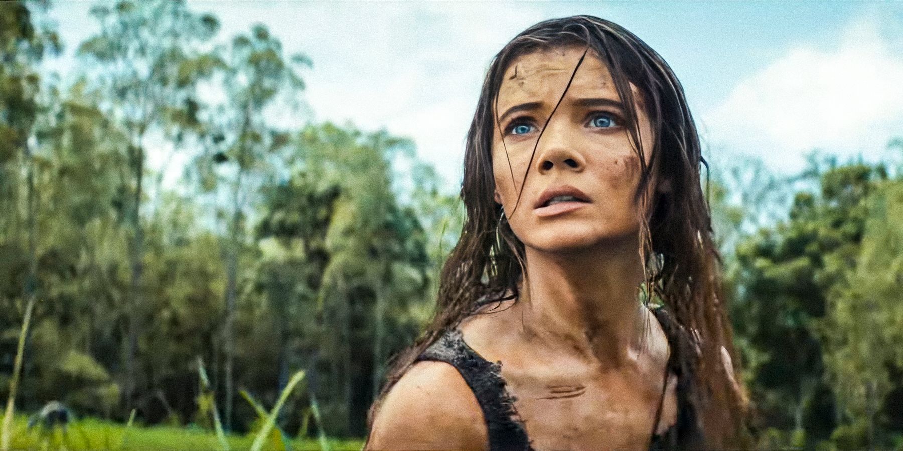  Freya Allan as Mae looking afraid in a field in Kingdom of the Planet of the Apes