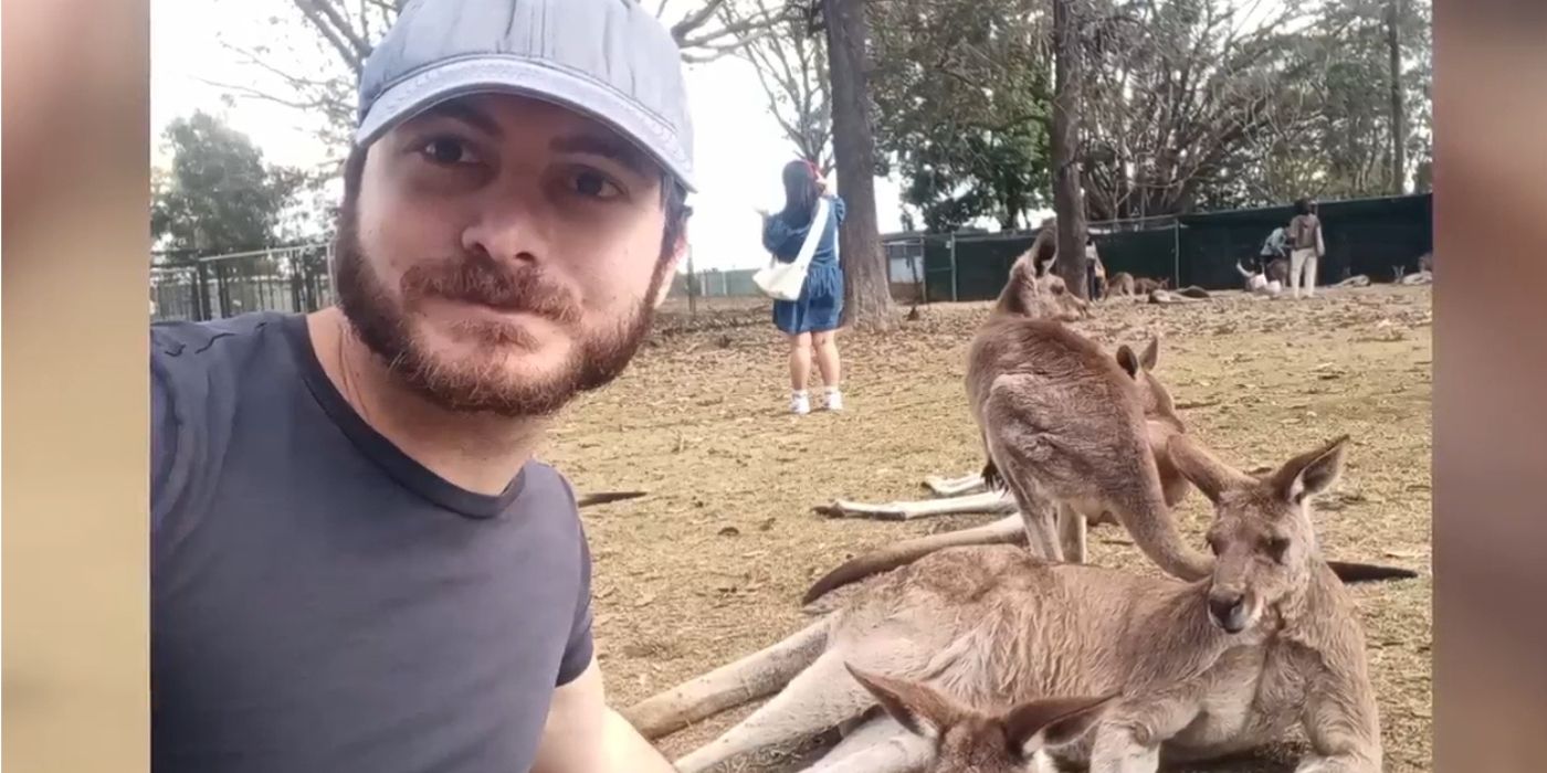 Kyle Gordy In 90 Day Fiance posing with kangaroos for a selfie