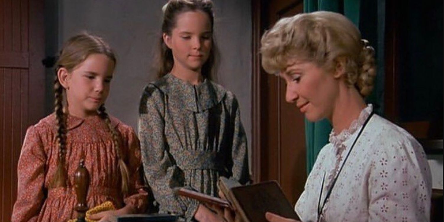 Laura e Mary conversam com a professora no episódio Country Girls de Little House on the Prairie