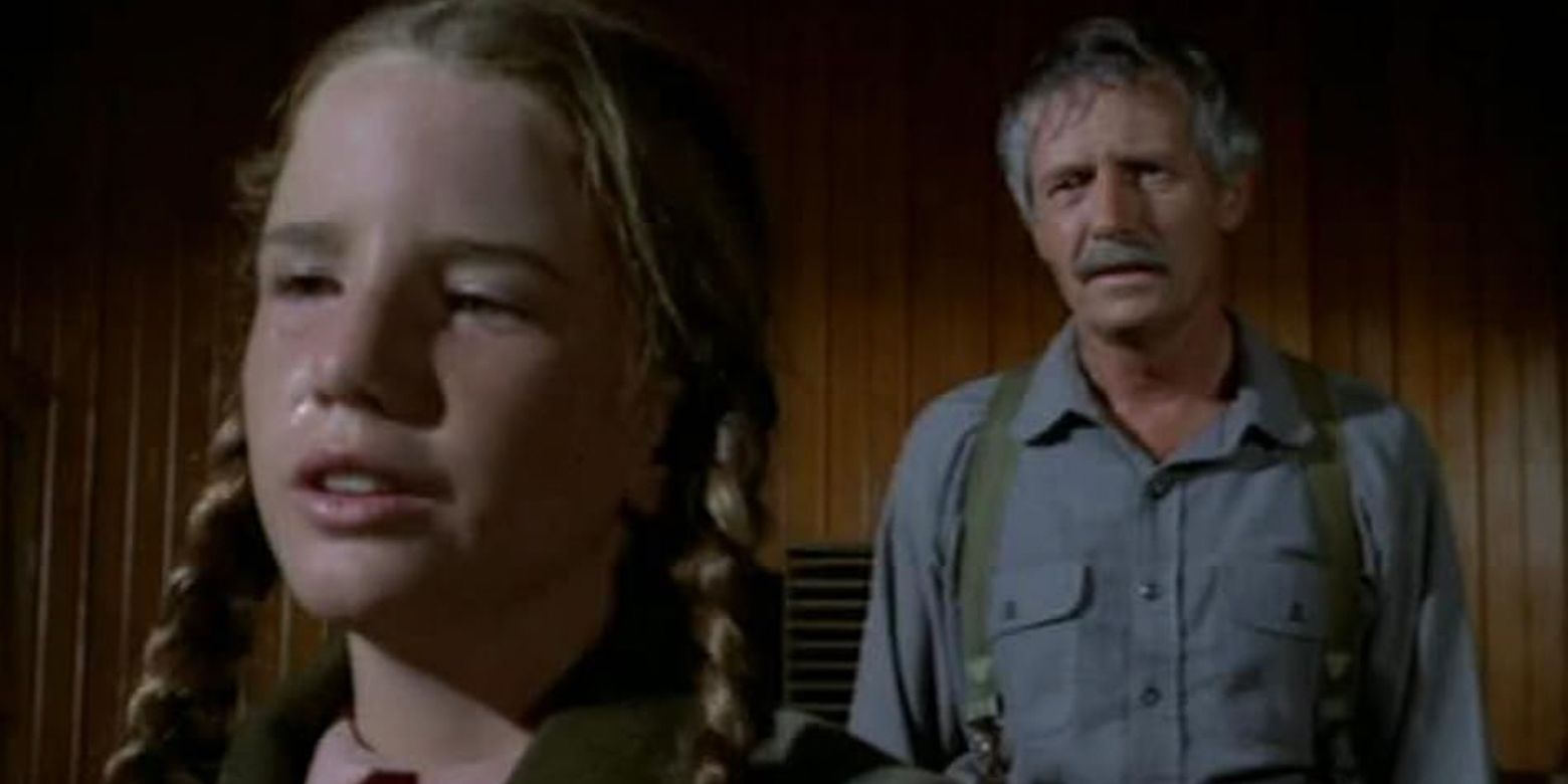 Laura chorando com o avô atrás dela no episódio Journey Into Spring de Little House on the Prairie