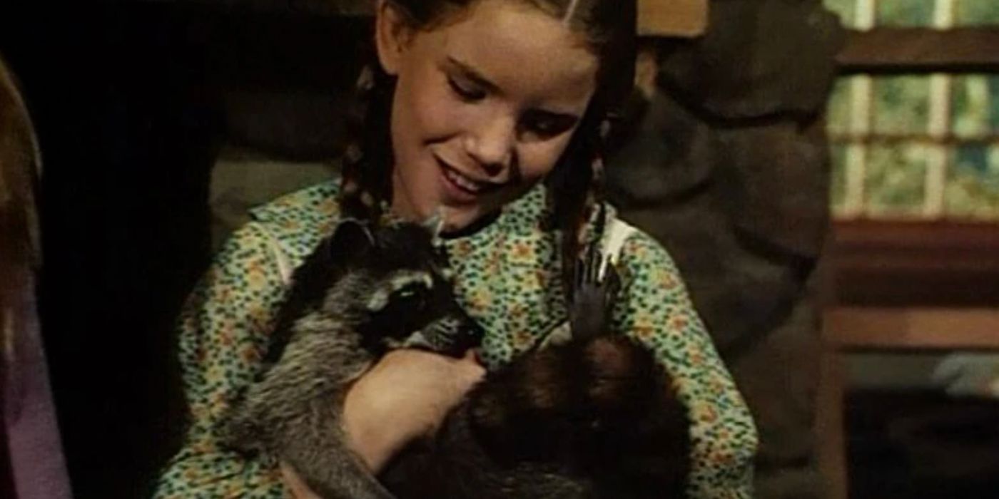 Laura segurando Jasper, o guaxinim, no episódio Little House on the Prairie, The Raccoon