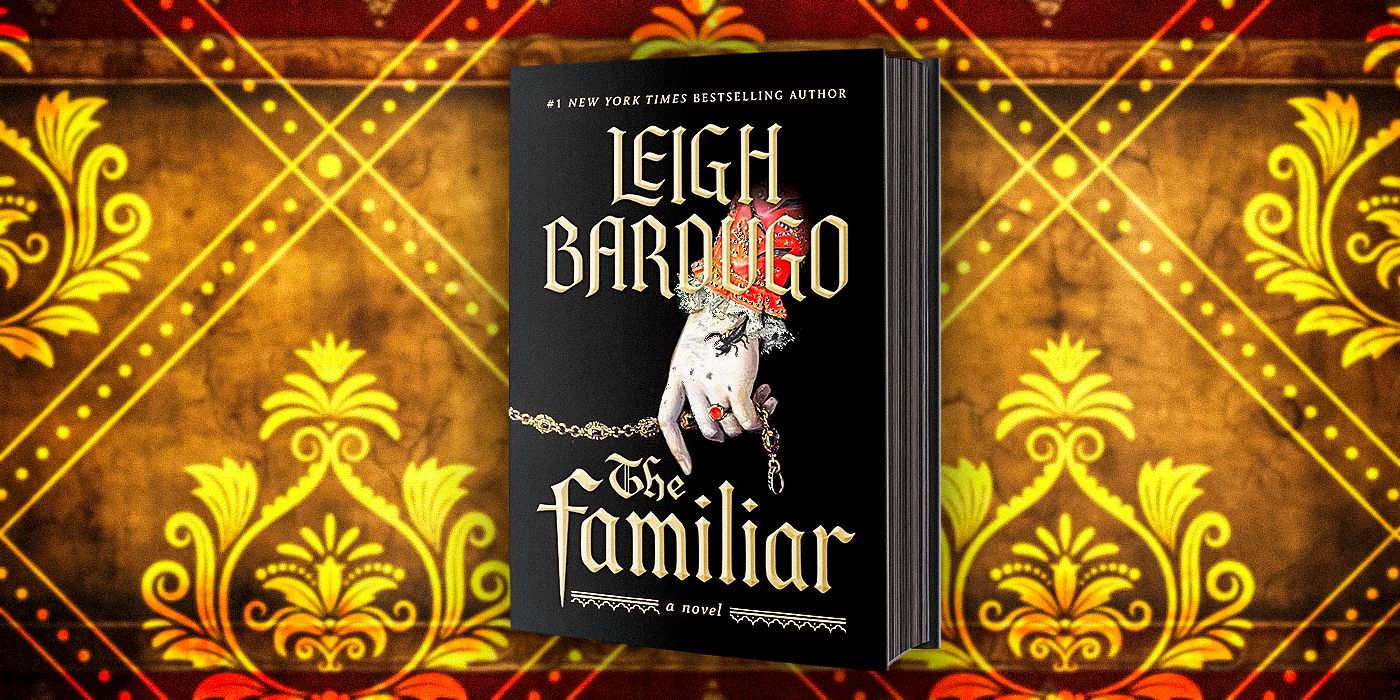 Une couverture du livre de Leigh Bardugo The Familiar sur fond jaune à motifs