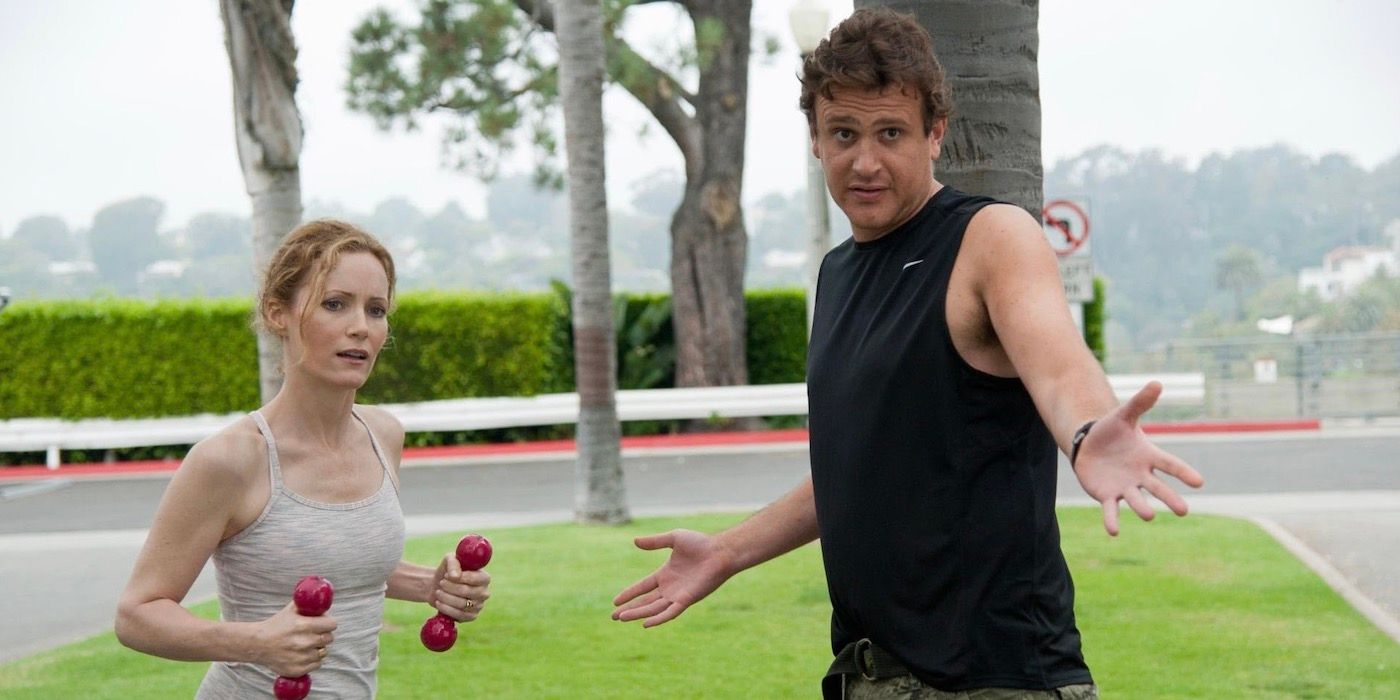 Leslie Mann and Jason Segel are working out while outdoors. 
