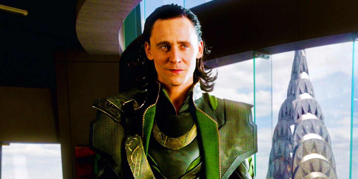 Tom Hiddleston como Loki sorrindo para Tony Stark em Os Vingadores