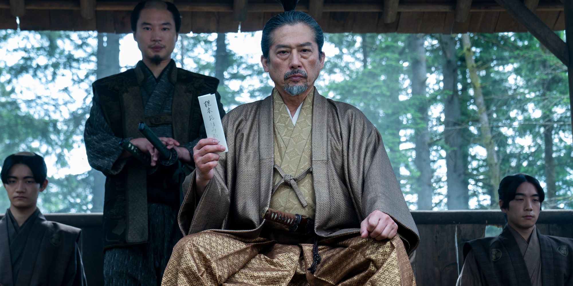 Lord Toranaga cercado por seu conselho no episódio 10 do Shogun