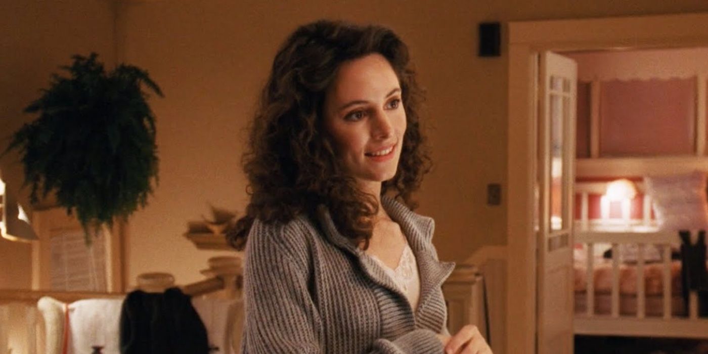 Maria de Madeleine Stowe em seu apartamento de Stakeout 