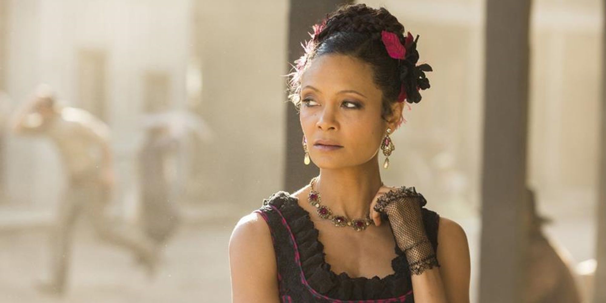 Maeve (Thandiwe Newton) olhando fora da tela em Westworld