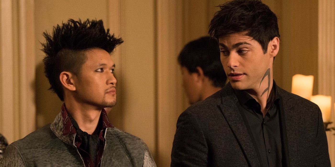 Magnus and Alec side-eyeing each other in the Shadowhunters TV show