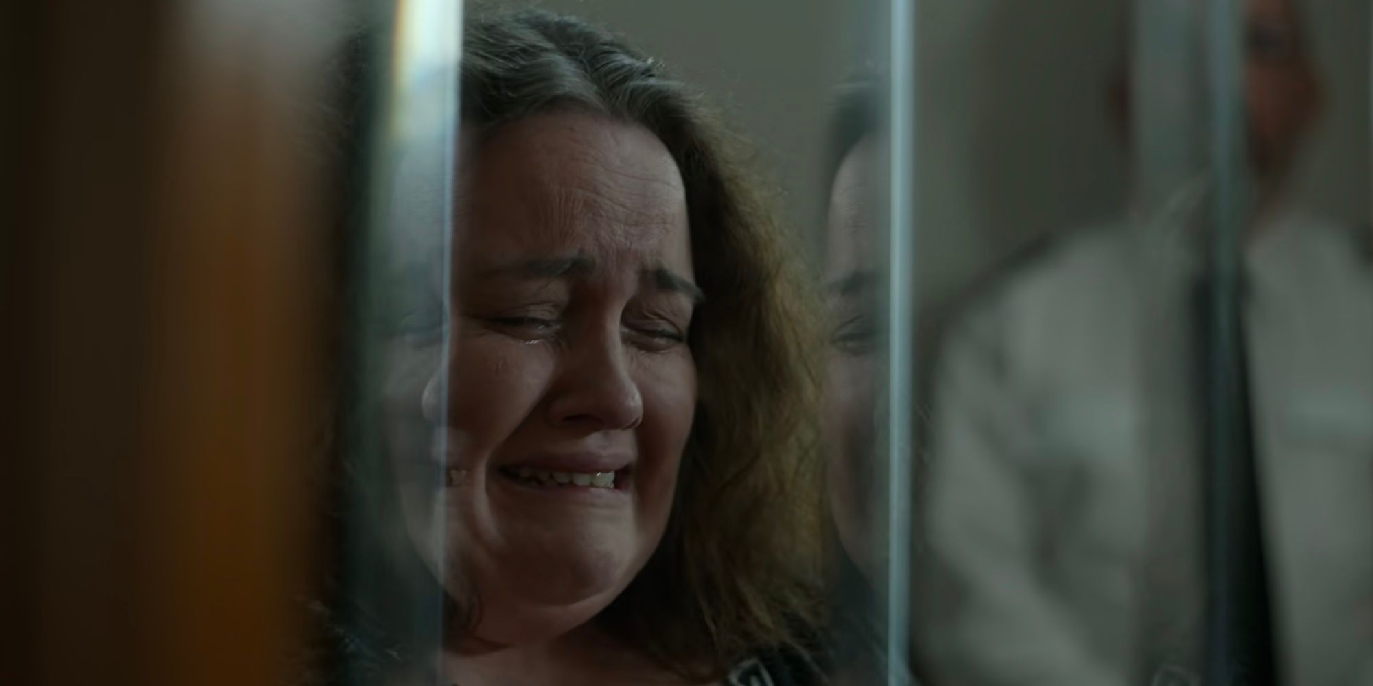 Martha (Jessica Gunning) chora durante sua audiência de confissão em Baby Reindeer.