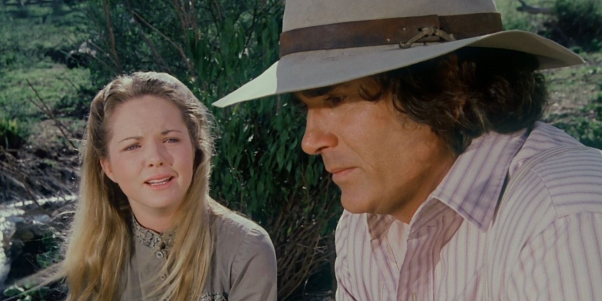 Mary chora enquanto fala com seu pai perto da água no episódio Little House on the Prairie, Ill be Waving as You Drive Away