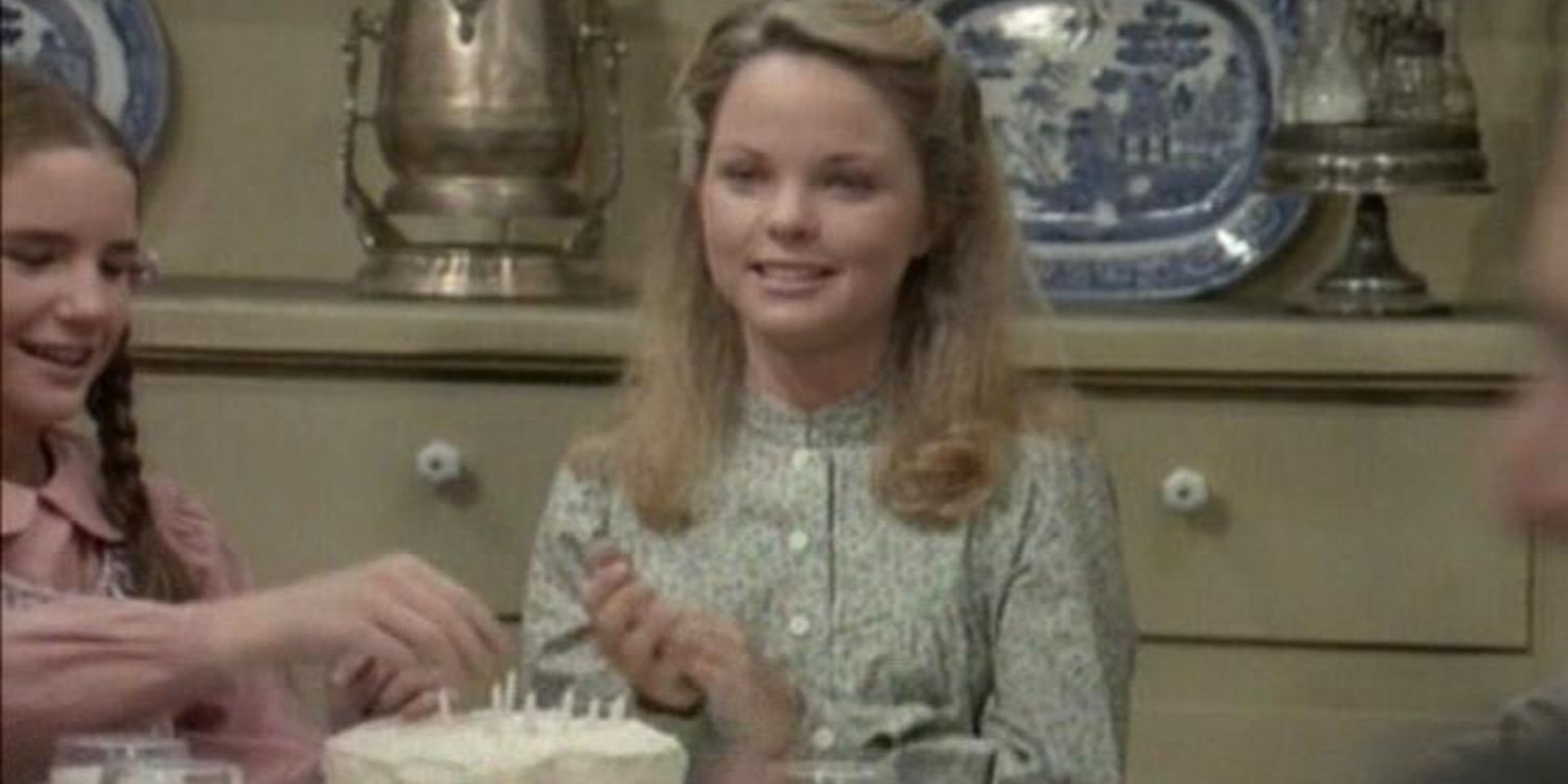 Mary sorri enquanto Laura coloca velas em seu bolo de aniversário no episódio Little House on the Prairie, As Long As Were Together