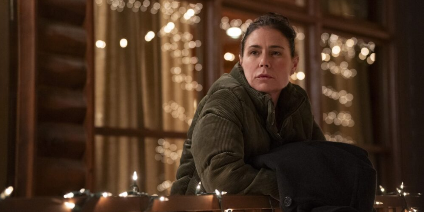 Maura Tierney como Grace Poe apoiada em uma grade e olhando para longe em American Rust