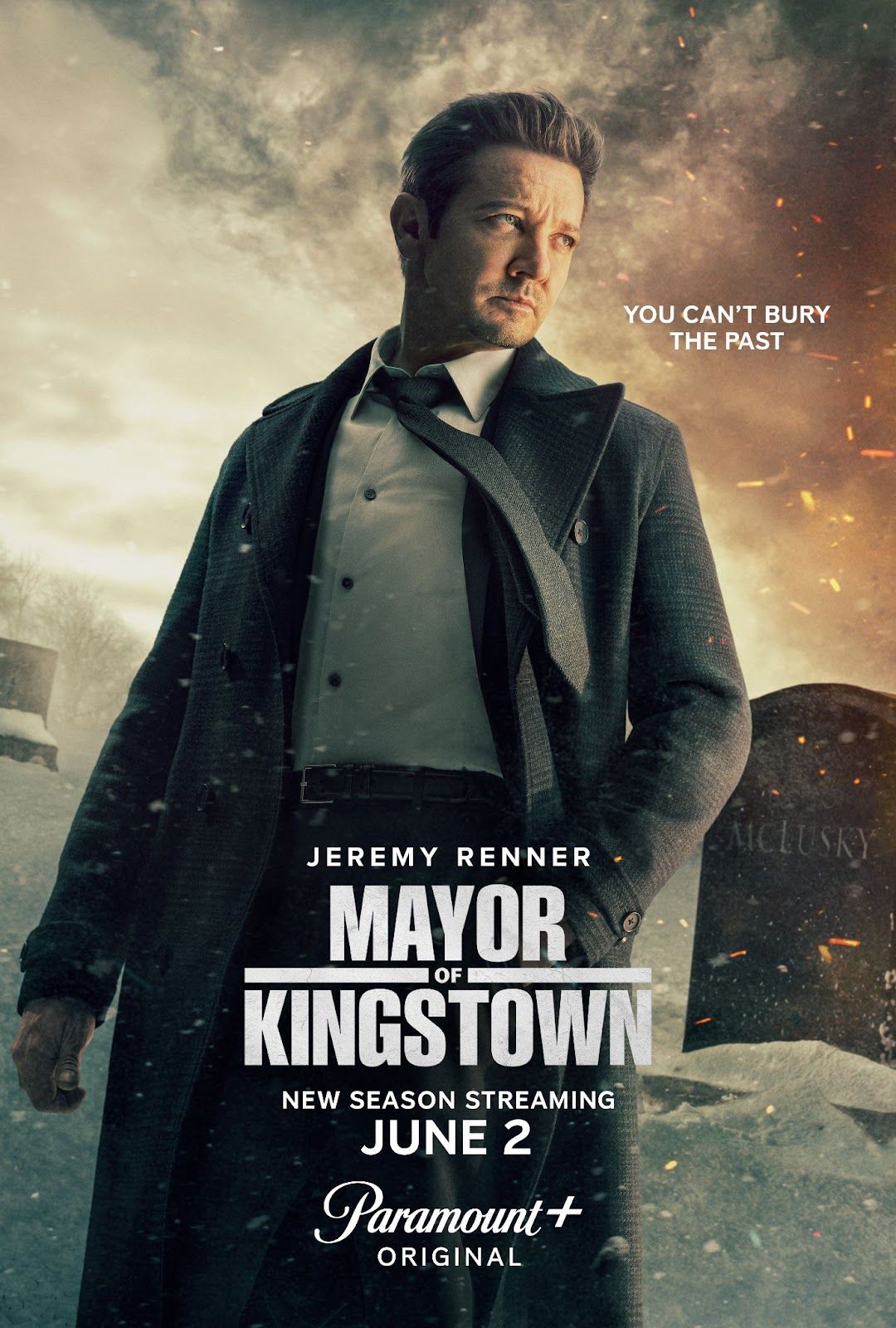 Cartaz da terceira temporada do prefeito de Kingstown mostrando Jeremy Renner em pé na frente de uma lápide