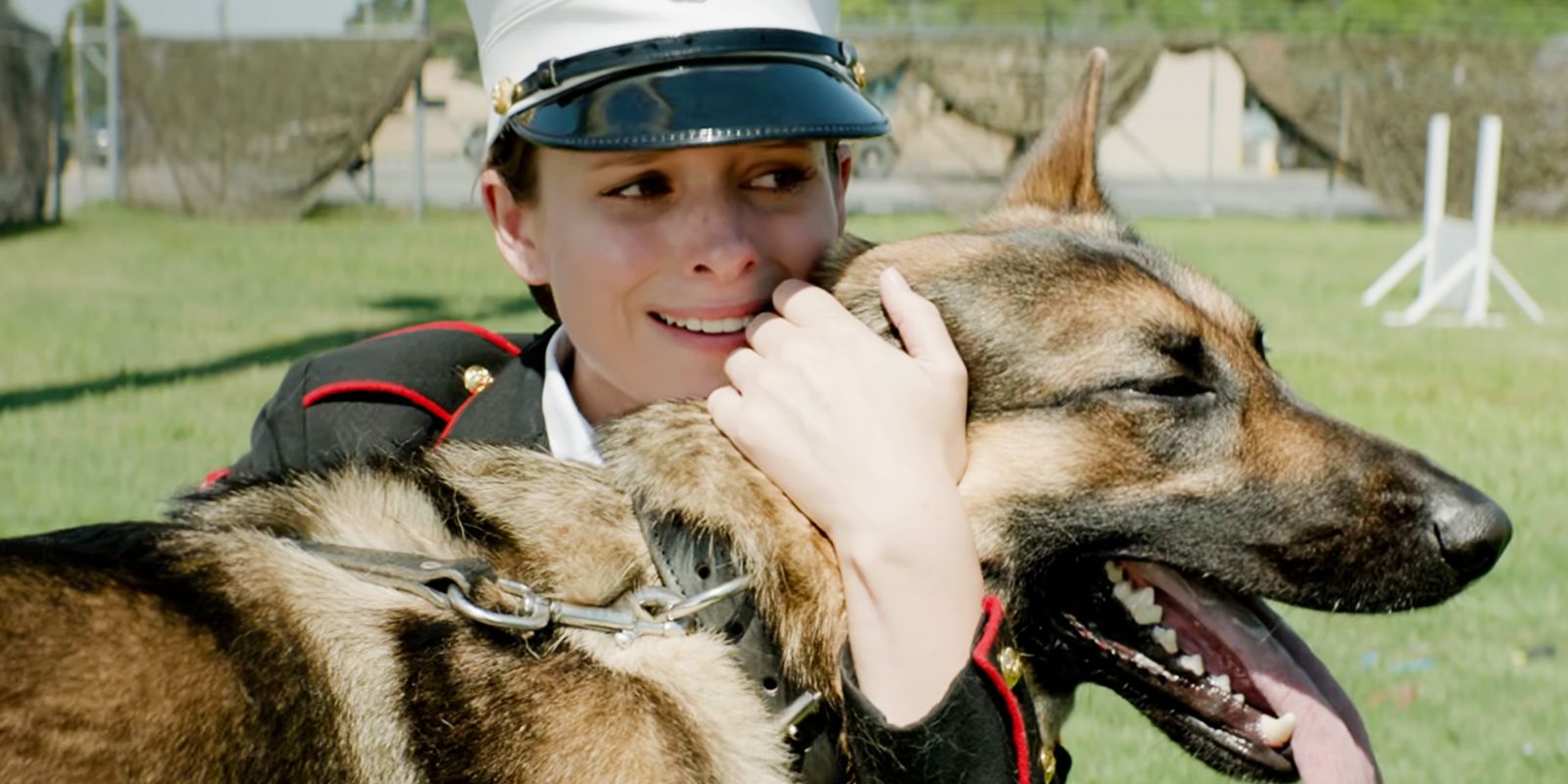 Megan abraçando e acariciando Rex em Megan Leavey