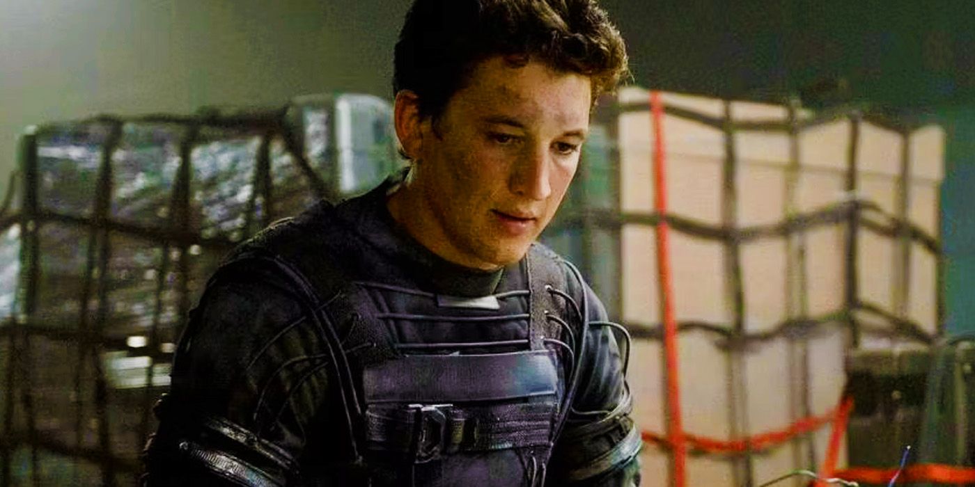 Miles Tellers Reed Richards in einem schwarzen Anzug in den Fantastic Four von 2015