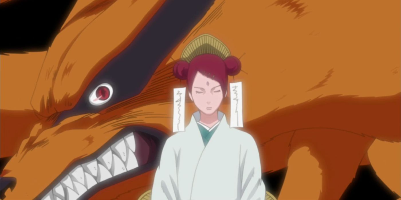 Uma captura de tela oficial de Mito Uzumaki em pé pensativamente com Kurama atrás dela