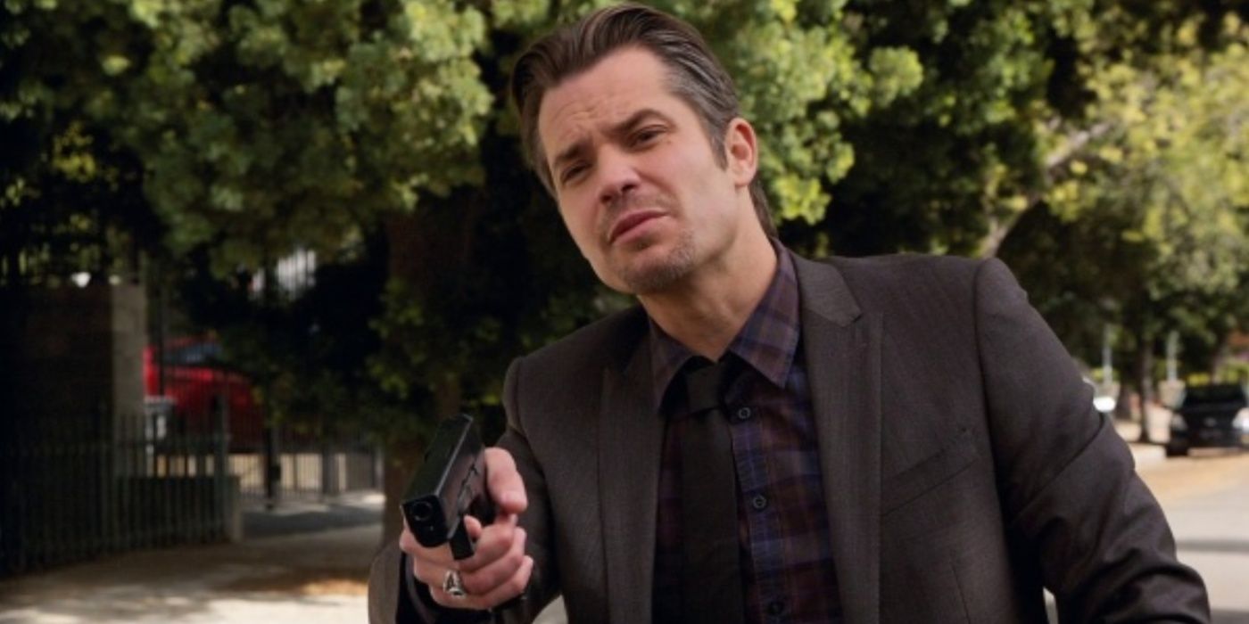 Raylan (Timothy Olyphant) pointing a gun in Justified