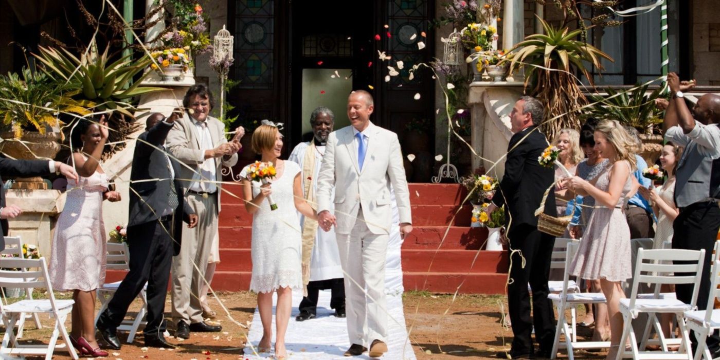 O elenco de Wild at Heart comemorando em um casamento no final