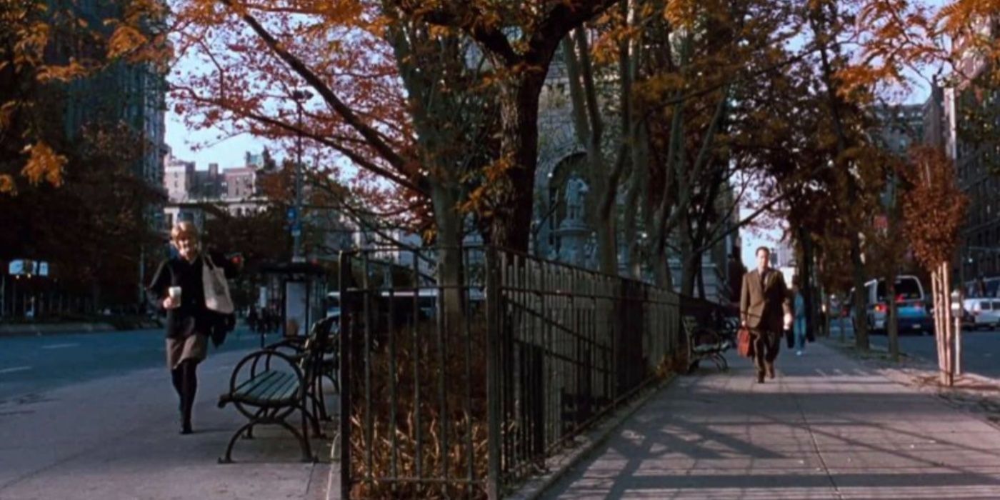 Kathleen (Meg Ryan) e Joe (Tom Hanks) caminham em lados opostos da Verdi Square em You've Got Mail